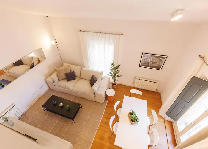 Bravissimo Cort Reial 4b Duplex, Monthly * خيرونا
