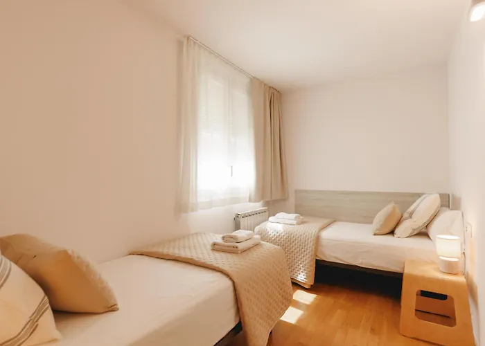 Bravissimo Cort Reial 4b Duplex, Monthly شقة خيرونا