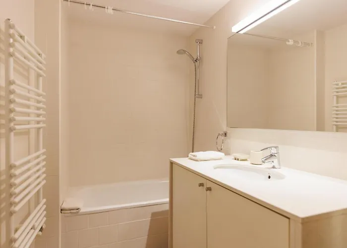 Bravissimo Cort Reial 4b Duplex, Monthly * خيرونا