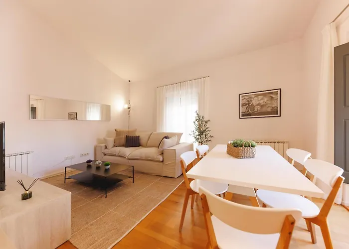 Bravissimo Cort Reial 4b Duplex, Monthly * خيرونا